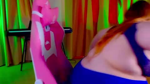 _ariaakashi_ online show from July 26, 6:18 am
