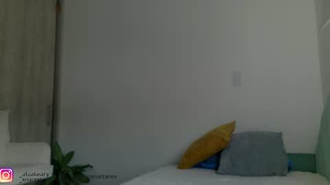 _arianalzate_ online show from August 12, 9:39 pm