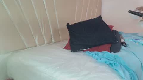 isabella online show from August 9, 7:42 am