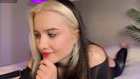 Vi and Alex online show from August 1, 7:31 pm