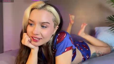 Vi and Alex online show from August 15, 9:08 pm