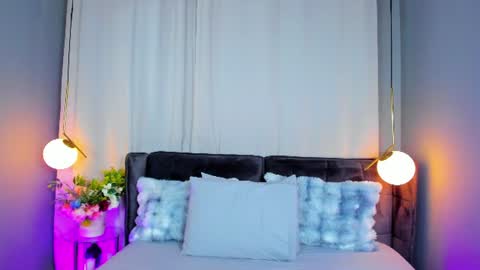 _carlawhite_ online show from August 12, 8:05 am