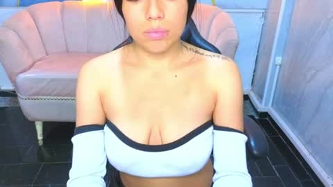 _charlottee_b online show from August 3, 9:00 pm