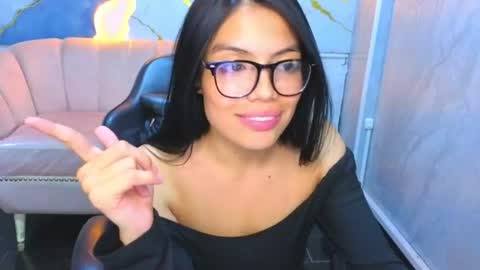 _charlottee_b online show from August 6, 1:37 am