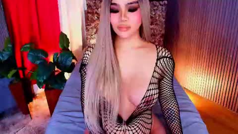 _empressvalerie_ online show from August 7, 7:03 pm