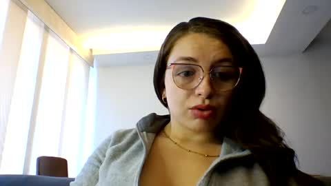 Isa online show from August 3, 1:18 pm