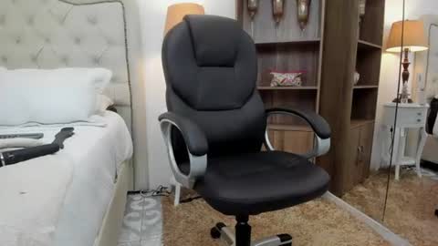 _johnson_alana online show from August 11, 8:33 pm