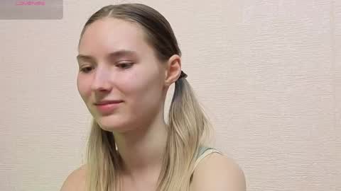 _kikiclark_ online show from May 24, 9:28 pm