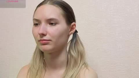 _kikiclark_ online show from May 24, 11:40 pm
