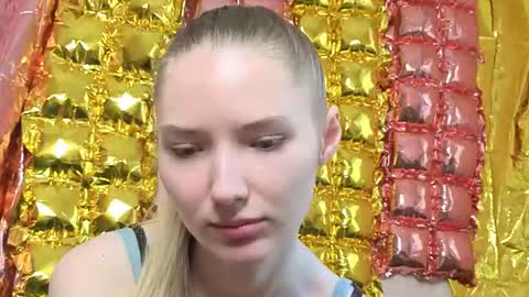 _kikiclark_ online show from June 15, 8:34 am