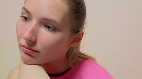 _kikiclark_ online show from July 1, 7:37 pm