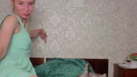 _kikiclark_ online show from August 6, 9:25 pm