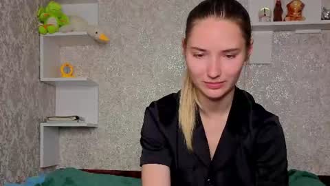 _kikiclark_ online show from August 9, 10:55 pm