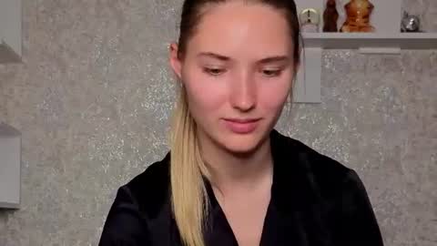 _kikiclark_ online show from August 10, 12:01 am