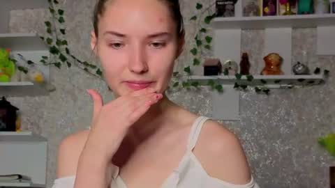 _kikiclark_ online show from August 12, 4:20 pm