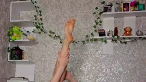 _kikiclark_ online show from August 14, 2:10 pm