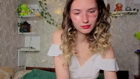 _kikiclark_ online show from August 14, 4:21 pm