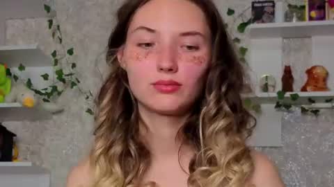 _kikiclark_ online show from August 14, 7:17 pm