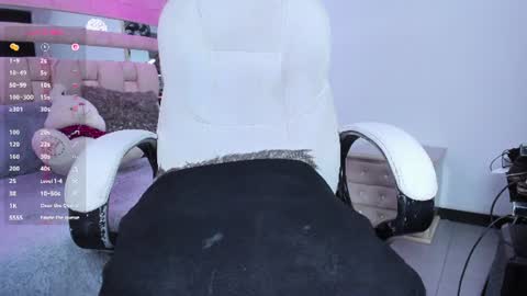 Laura online show from August 11, 4:31 pm