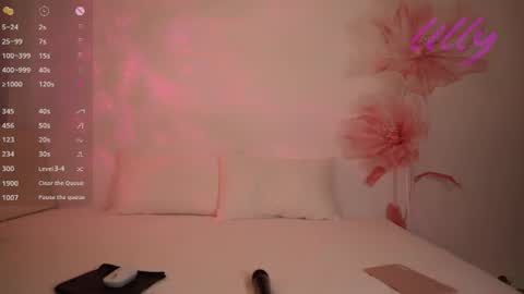 _lillilly_ online show from June 30, 8:15 am