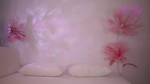 _lillilly_ online show from July 8, 5:44 am