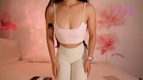 _lillilly_ online show from August 5, 8:01 am