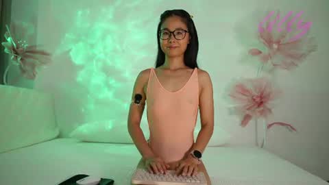 _lillilly_ online show from August 15, 5:55 am