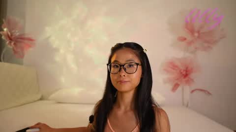 _lillilly_ online show from August 15, 8:07 am