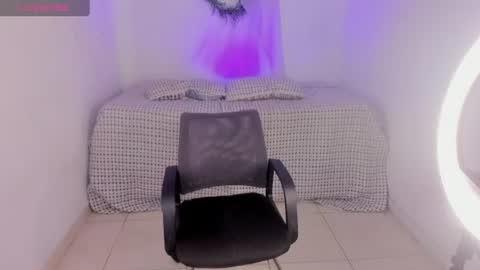 Mia online show from August 9, 12:00 am