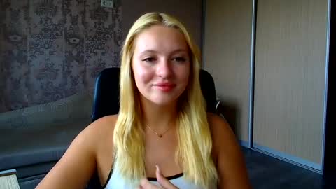 Melanie online show from August 4, 8:44 am