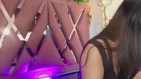 Nana online show from August 2, 1:40 pm