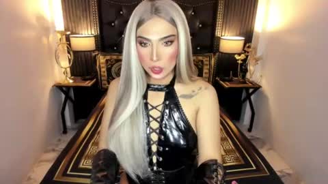 _natashacooper_ online show from July 6, 5:16 pm