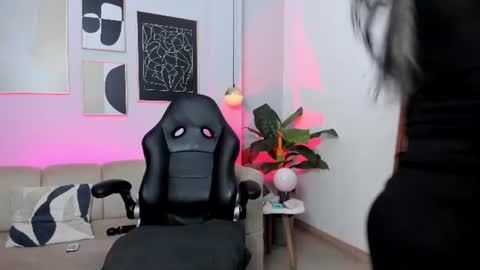 _nicoletteshea_ online show from August 2, 4:58 pm