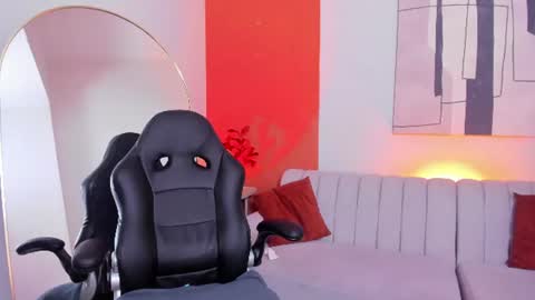 _nicoletteshea_ online show from August 7, 8:31 pm