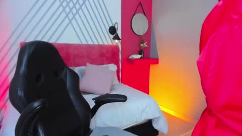 _nicoletteshea_ online show from August 8, 3:01 pm