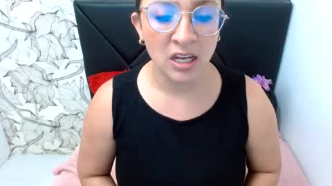 _saraximena_ online show from August 3, 9:55 pm