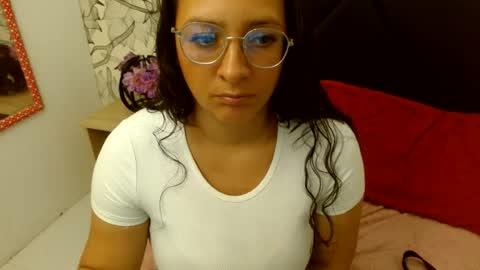 _saraximena_ online show from August 6, 6:18 pm