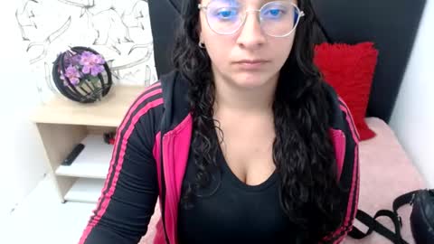 _saraximena_ online show from August 10, 5:36 pm