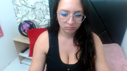 _saraximena_ online show from August 11, 7:49 pm