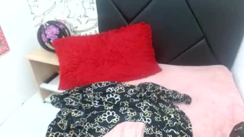 _saraximena_ online show from August 11, 10:01 pm