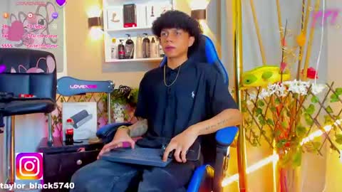 Taylor online show from August 8, 9:37 pm