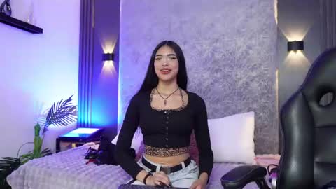 _viollettenoir_ online show from August 8, 7:25 pm