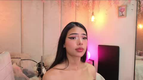 _viollettenoir_ online show from August 12, 8:22 pm