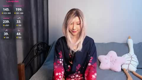 Mia online show from August 6, 11:37 pm