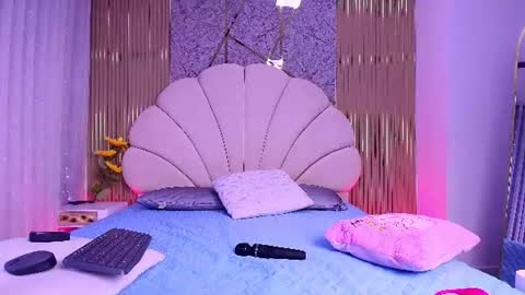 Aisha online show from August 18, 1:06 pm