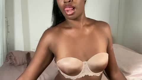 aaliyahvalencia online show from August 15, 1:37 pm