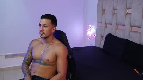 Aaron  online show from August 8, 2:33 am