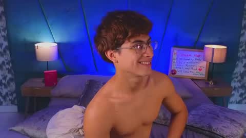 aaron_eze online show from August 9, 1:56 pm