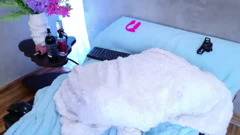 abril_collinz online show from August 31, 1:45 pm