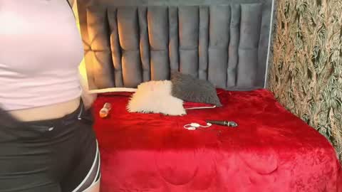 Abril Fox online show from July 10, 11:10 pm